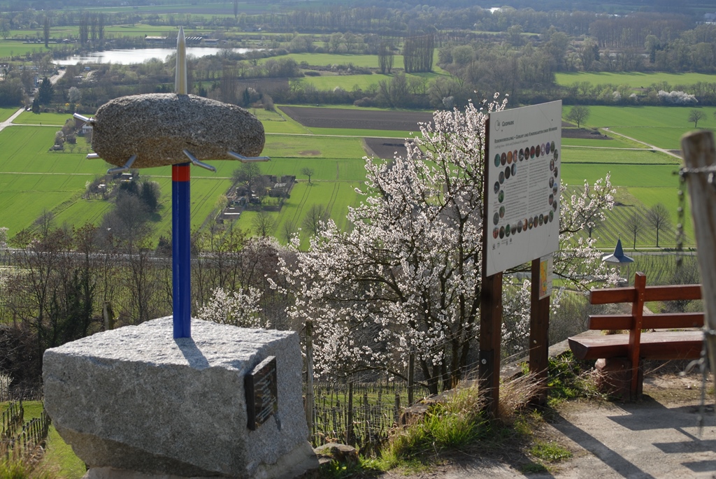 Fruehling am Erlebnsipfad Wein und Stein mit Skulptur Aus die Laus ANT 0016 (C) Reinhard Antes